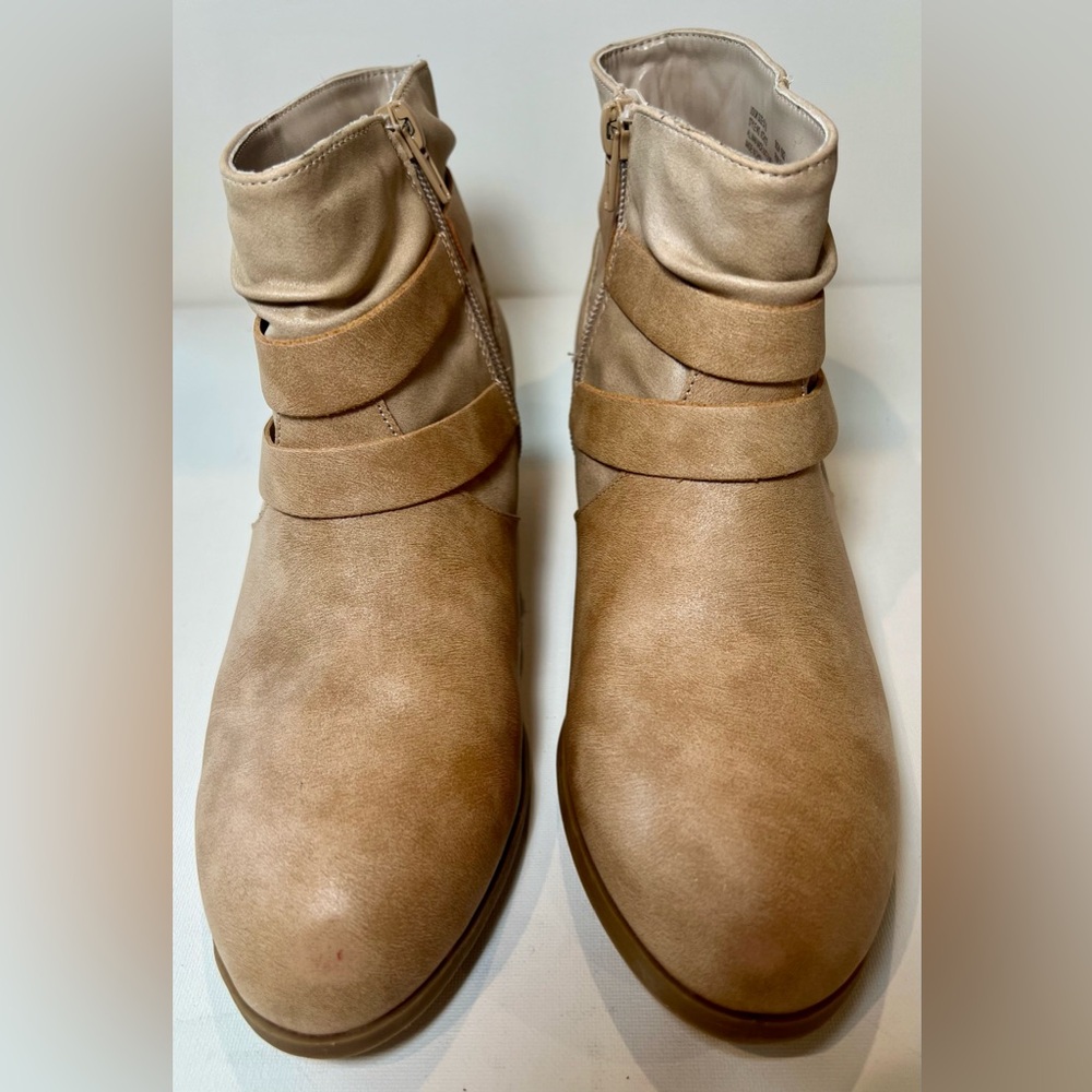 Kenneth Cole Gold Logo Women’s Size 5 Ankle Boot Two Tone Low Heel - Picture 2 of 9